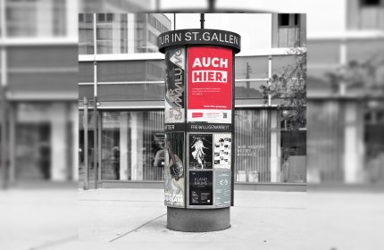 AUCH HIER Plakat schmückt die Kultursäule in der Stadt St.Gallen, sie macht Freiwilligenarbeit sichtbar. Fotomontage benevol.