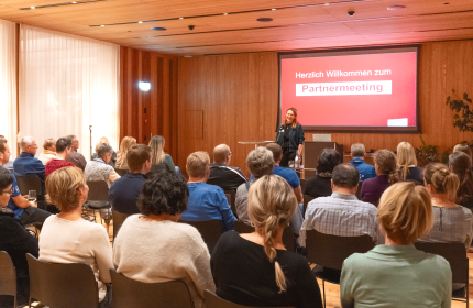 Rosalie Manser begrüsst am Partnermeeting, benevol St.Gallen im Rheintal