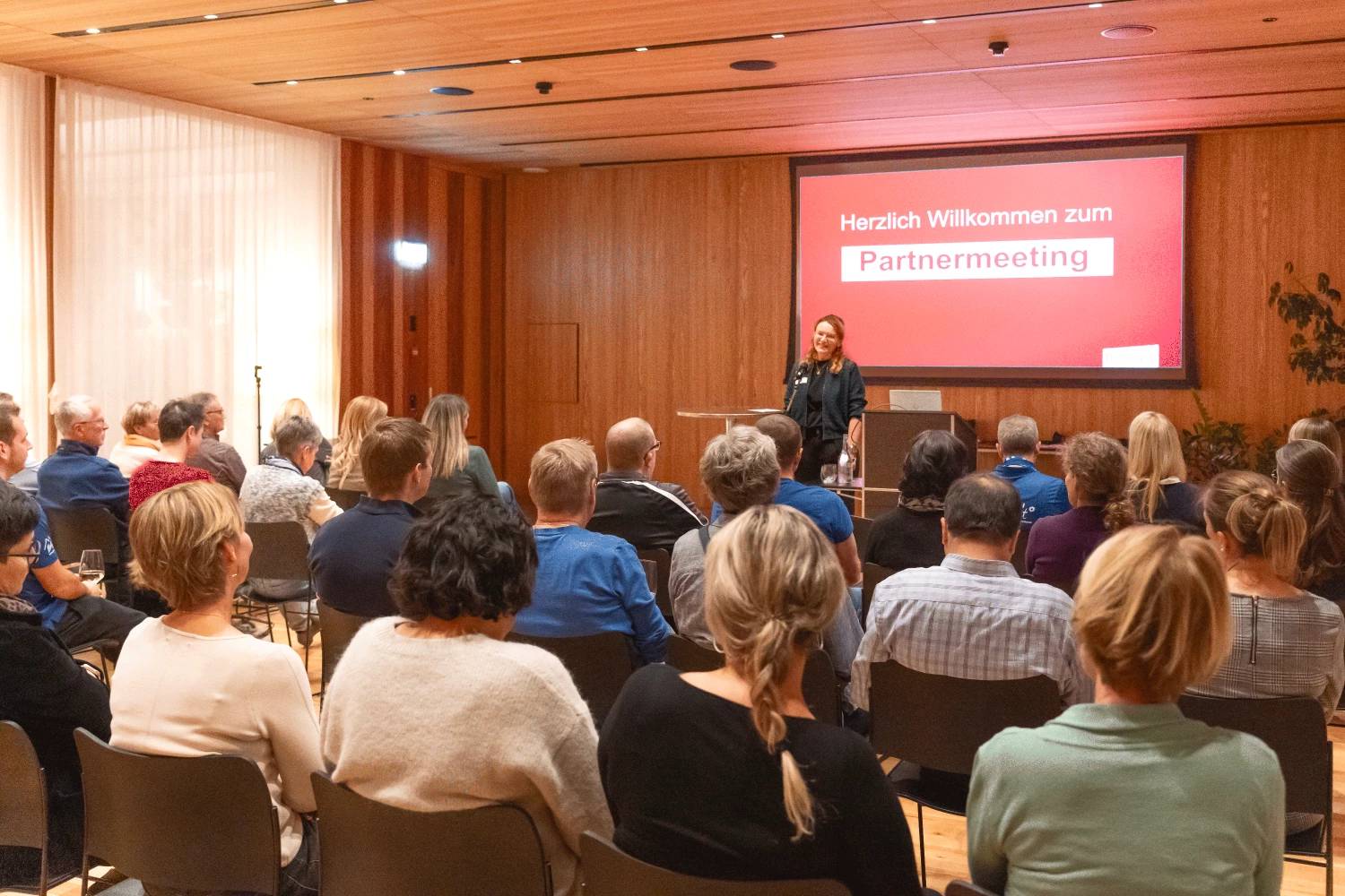 Rosalie Manser begrüsst am Partnermeeting, benevol St.Gallen im Rheintal