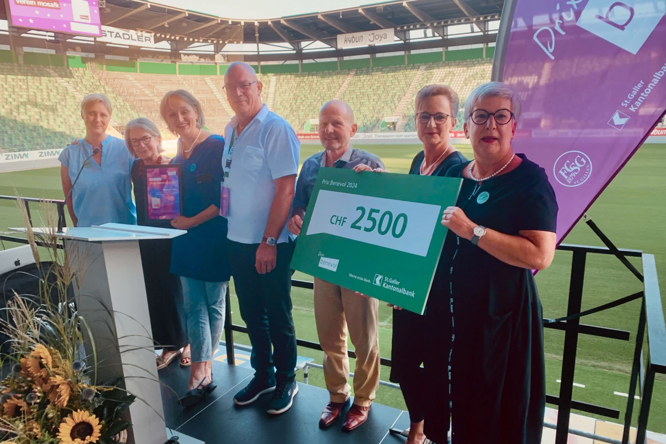 Gewinner Prix benevol 2024 – Der Verein Mosaik freut sich über CHF 2500 Gutschein