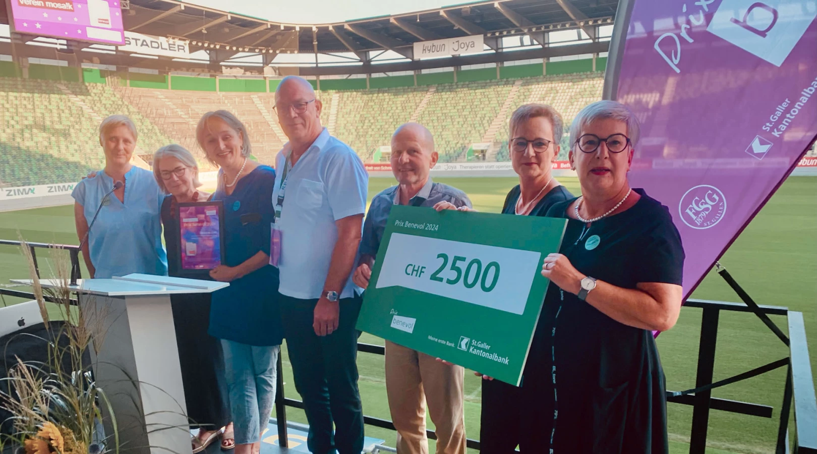 Gewinner Prix benevol 2024 – Der Verein Mosaik freut sich über CHF 2500 Gutschein