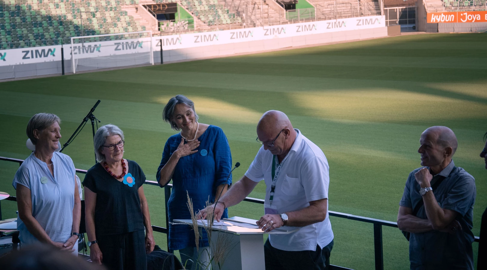 Gewinner:innen und nominierte Vereine des Prix benevol 2024 feiern ihr freiwilliges Engagement im Stadion St. Gallen.