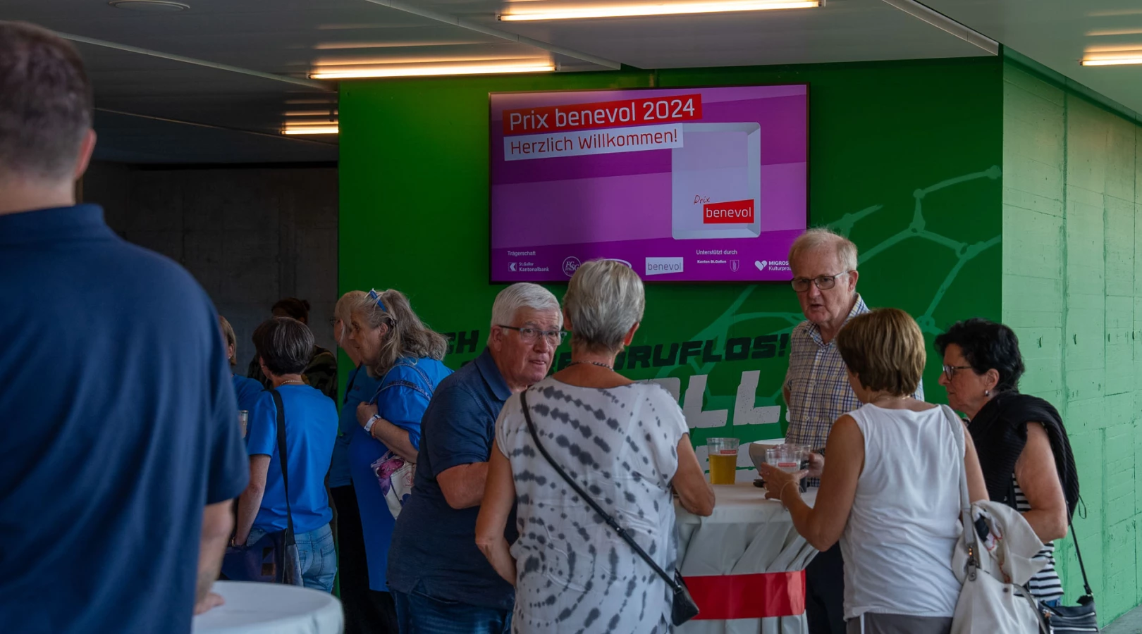 Gewinner:innen und nominierte Vereine des Prix benevol 2024 feiern ihr freiwilliges Engagement im Stadion St. Gallen.