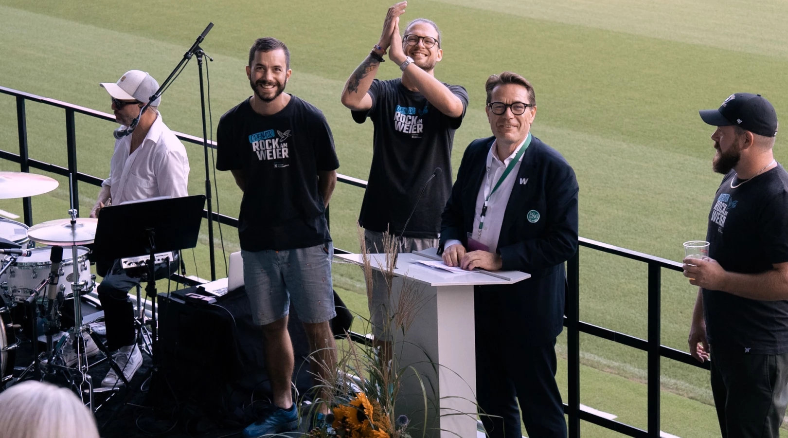 Gewinner:innen und nominierte Vereine des Prix benevol 2024 feiern ihr freiwilliges Engagement im Stadion St. Gallen.