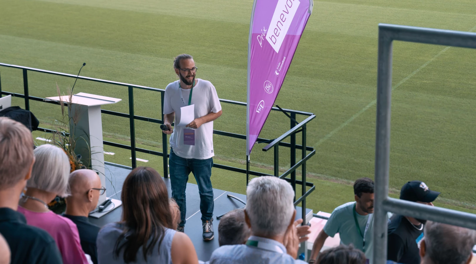 Gewinner:innen und nominierte Vereine des Prix benevol 2024 feiern ihr freiwilliges Engagement im Stadion St. Gallen.