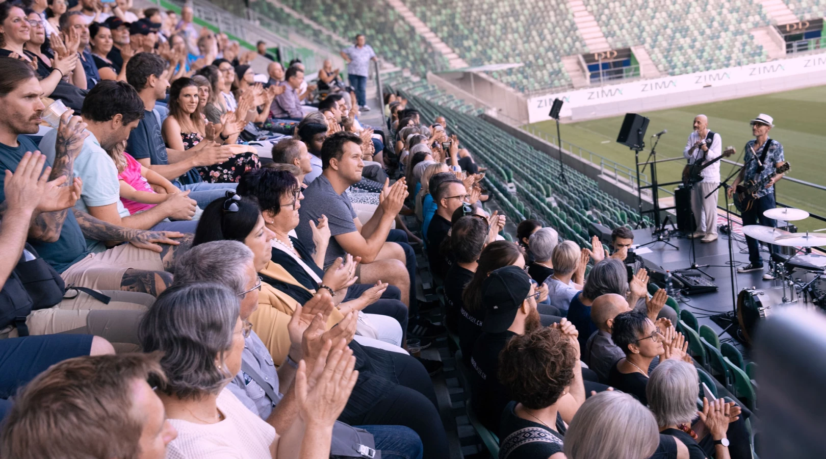 Gewinner:innen und nominierte Vereine des Prix benevol 2024 feiern ihr freiwilliges Engagement im Stadion St. Gallen.