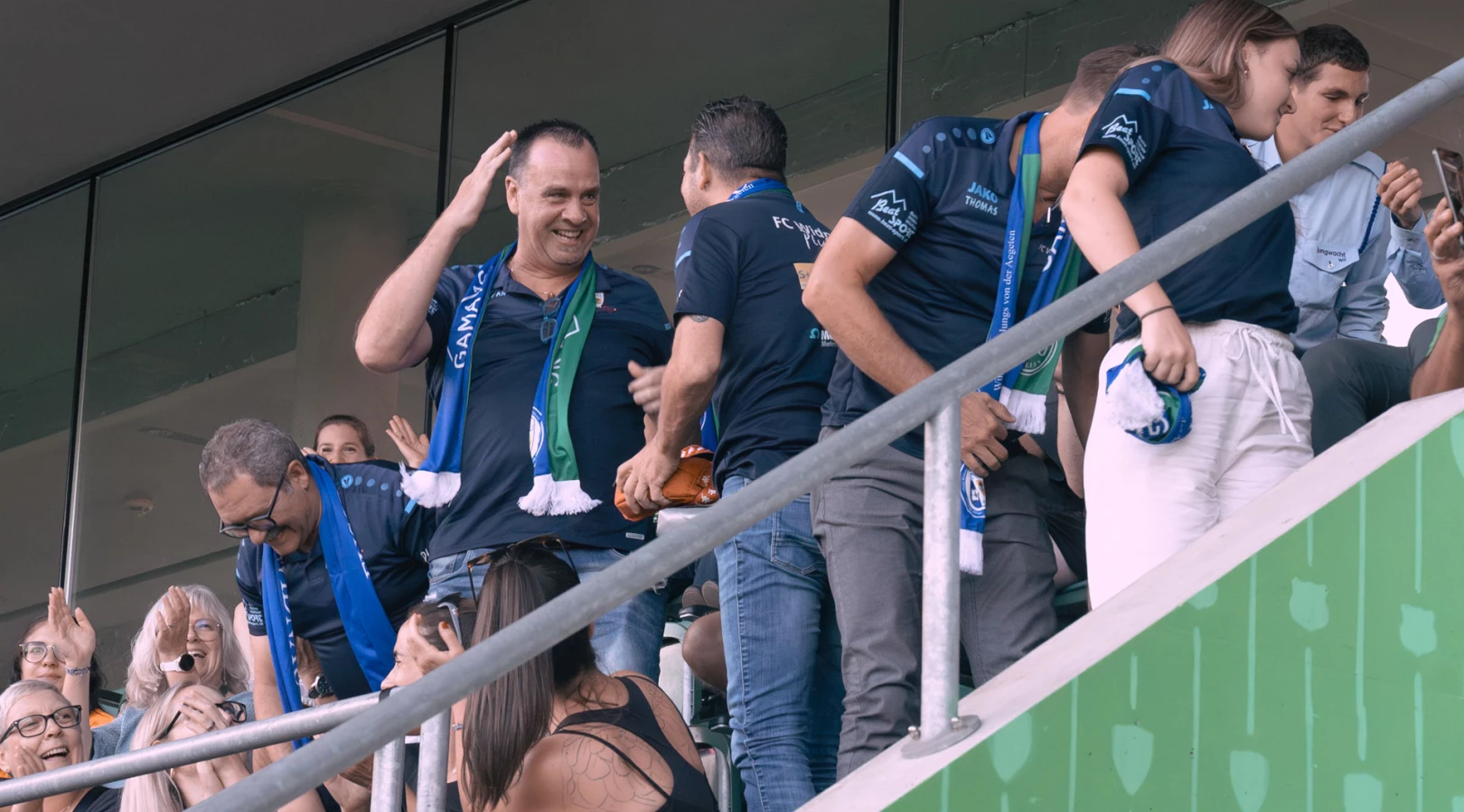 Gewinner:innen und nominierte Vereine des Prix benevol 2024 feiern ihr freiwilliges Engagement im Stadion St. Gallen.