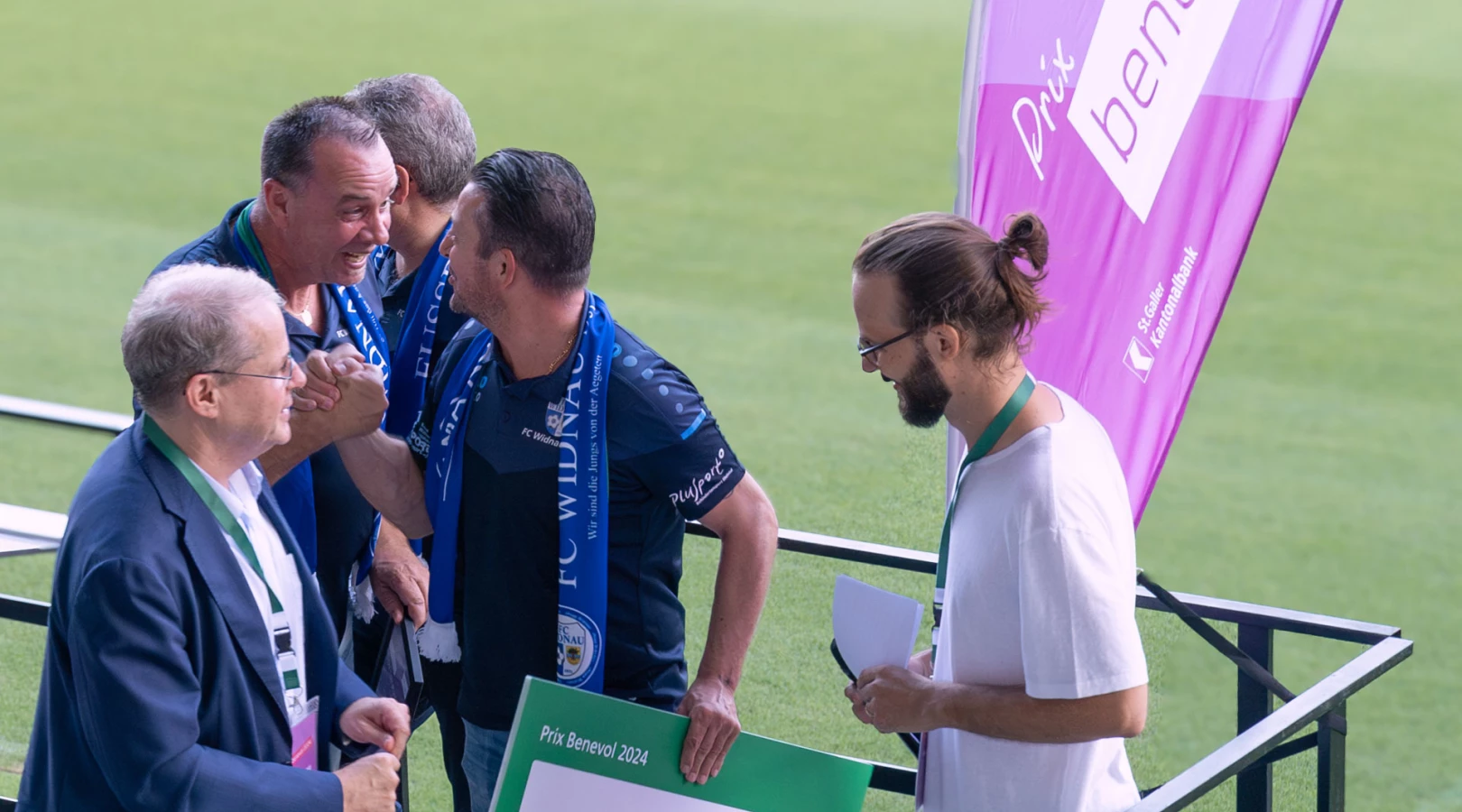Gewinner:innen und nominierte Vereine des Prix benevol 2024 feiern ihr freiwilliges Engagement im Stadion St. Gallen.
