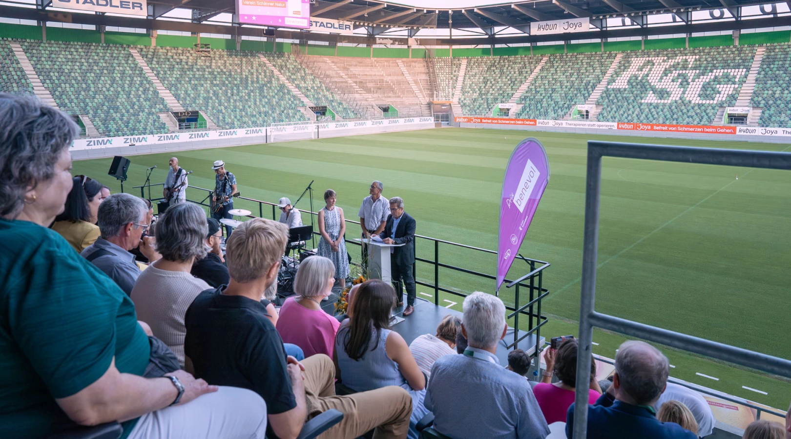 Gewinner:innen und nominierte Vereine des Prix benevol 2024 feiern ihr freiwilliges Engagement im Stadion St. Gallen.