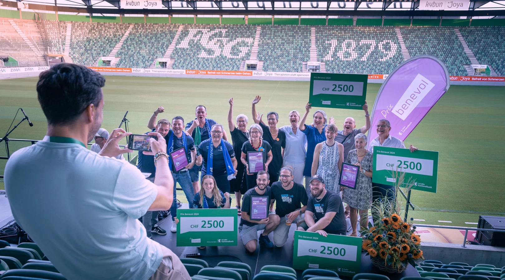 Gewinner:innen und nominierte Vereine des Prix benevol 2024 feiern ihr freiwilliges Engagement im Stadion St. Gallen.