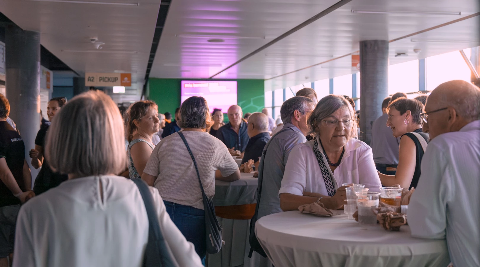 Gewinner:innen und nominierte Vereine des Prix benevol 2024 feiern ihr freiwilliges Engagement im Stadion St. Gallen.