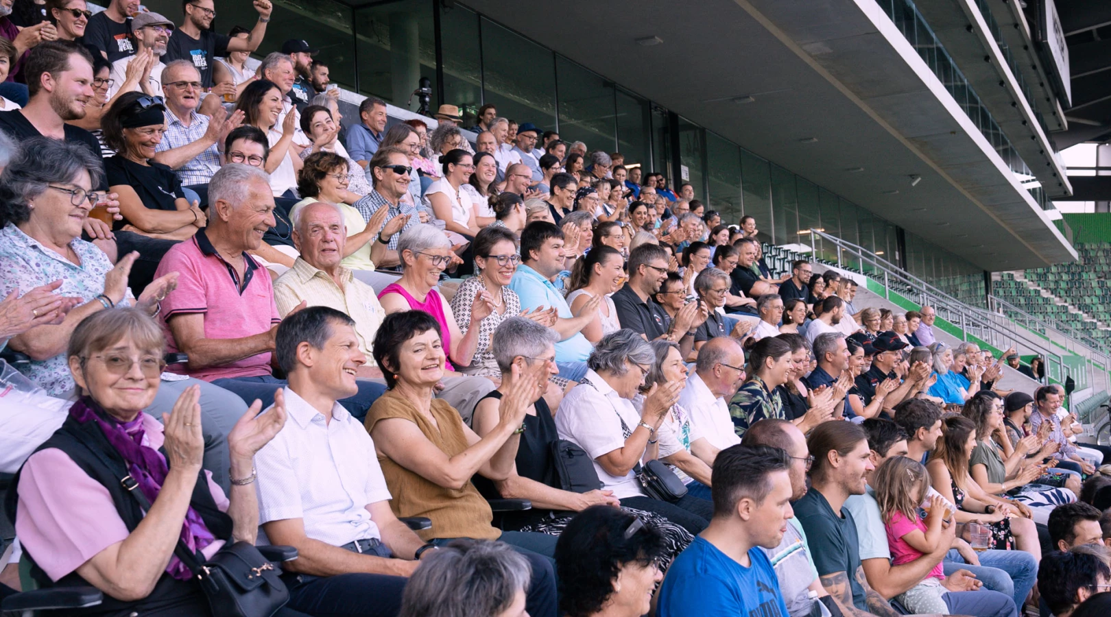 Gewinner:innen und nominierte Vereine des Prix benevol 2024 feiern ihr freiwilliges Engagement im Stadion St. Gallen.