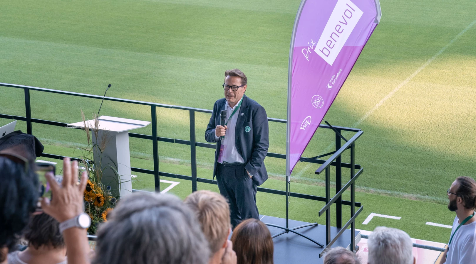 Gewinner:innen und nominierte Vereine des Prix benevol 2024 feiern ihr freiwilliges Engagement im Stadion St. Gallen.