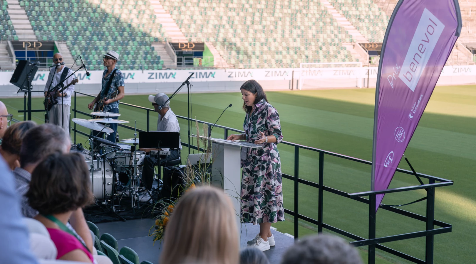 Gewinner:innen und nominierte Vereine des Prix benevol 2024 feiern ihr freiwilliges Engagement im Stadion St. Gallen.