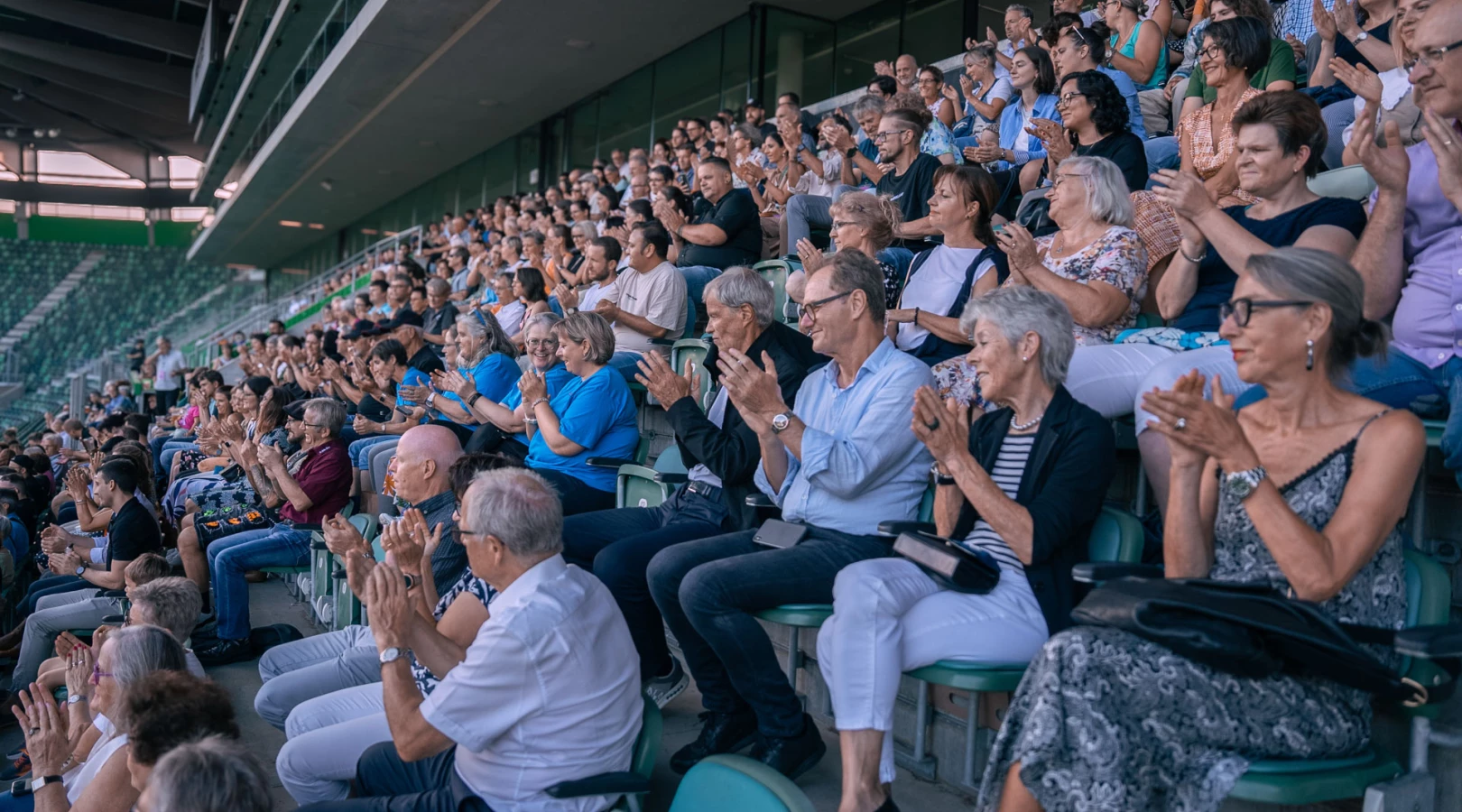 Gewinner:innen und nominierte Vereine des Prix benevol 2024 feiern ihr freiwilliges Engagement im Stadion St. Gallen.