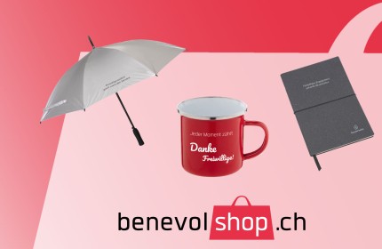 Schirm, Tasse und Notizbuch mit benevol-Design &ndash; Produkte zur Wertsch&auml;tzung von Freiwilligenarbeit