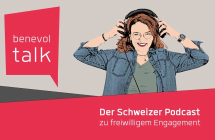 Rosalie Manser hält Kopfhörer in der Hand, bereit, den benevoltalk Podcast zu starten