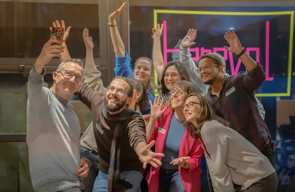 Kursleiter und benevol-Mitarbeiter nehmen ein Selfie auf dem Impulstag – Eine kollaborative Plattform für freiwilliges Engagement