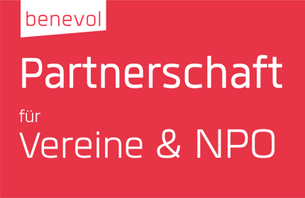 Rotes Banner mit dem weissen benevol-Logo oben links. In grossen weissen Buchstaben steht „Partnerschaft für Vereine & NPO
