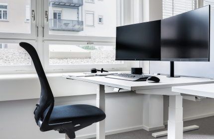 Modern eingerichteter Arbeitsplatz im benevolpark.