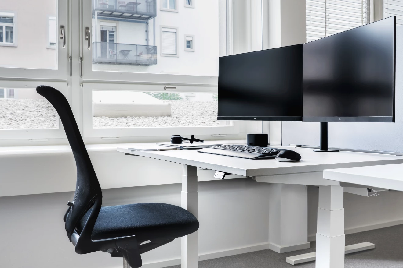 Modern eingerichteter Arbeitsplatz im benevolpark.